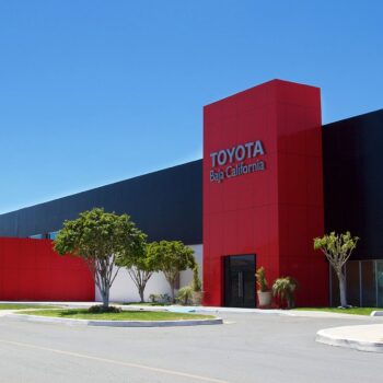 Alucobond Panel Compuesto de Aluminio en México - Proyectos 89 Alucobond Cliente Toyota instalación